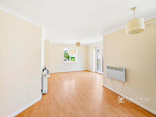 Flat for sale in Purfleet, Essex