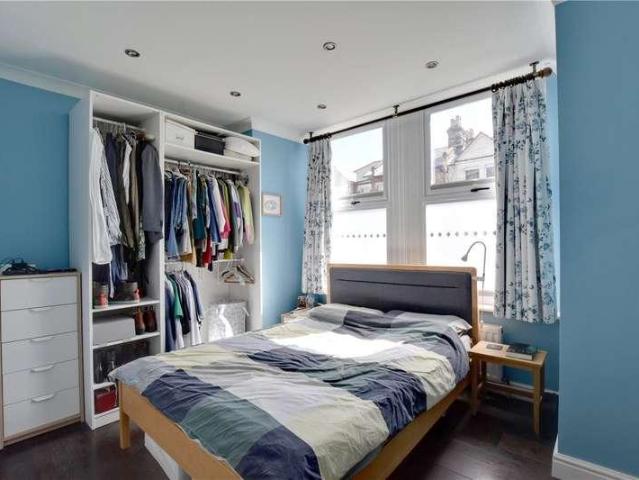 Flat for sale in London Borough of Lewisham, Ladywell