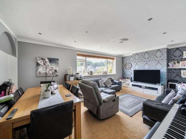 Flat for sale in Cockfosters, Greater London
