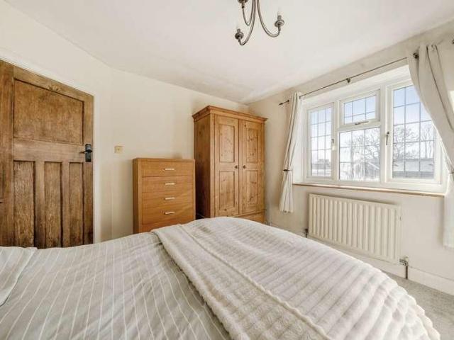 Flat for sale in Strawberry Hill, Greater London