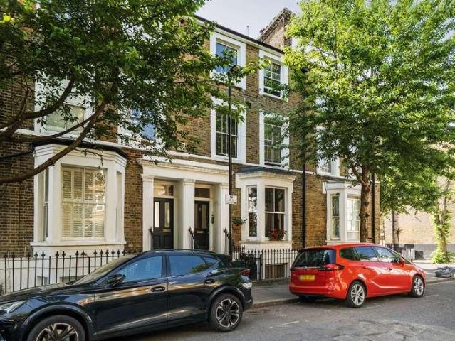 Flat for sale in Holloway, Greater London
