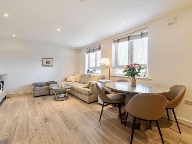 Flat for sale in Brunswick Park, Greater London