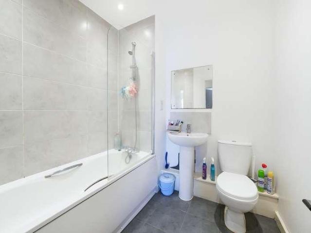 Flat for sale in Croydon, Broad Green