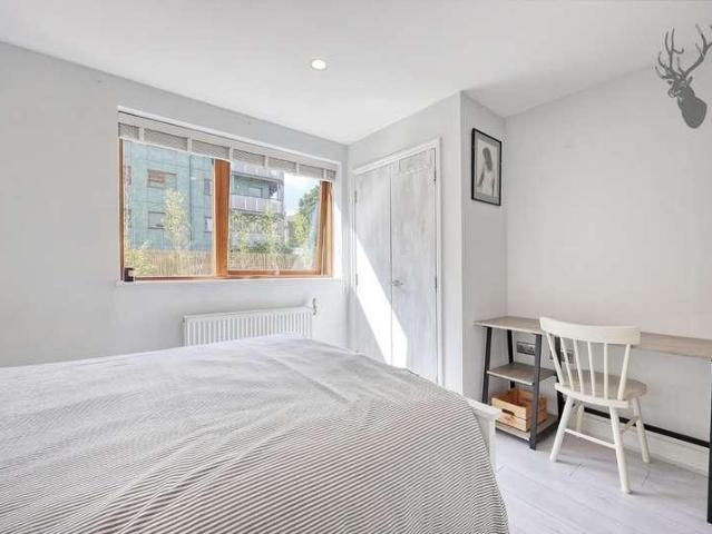 Flat for sale in Bromley-by-Bow, Bow