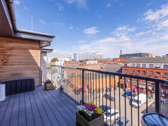 Flat for sale in Slough