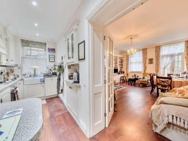 Flat for sale in Shepherd's Hill, Crouch End