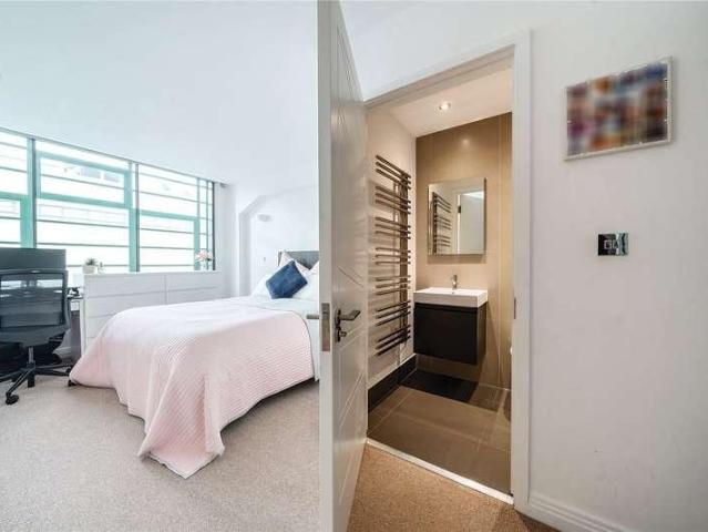 Flat for sale in London Borough of Ealing, Perivale