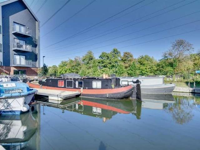 Flat for sale in Broxbourne, Hertfordshire