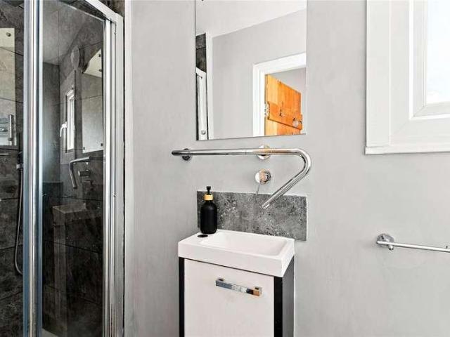 Flat for sale in East Dulwich, Greater London