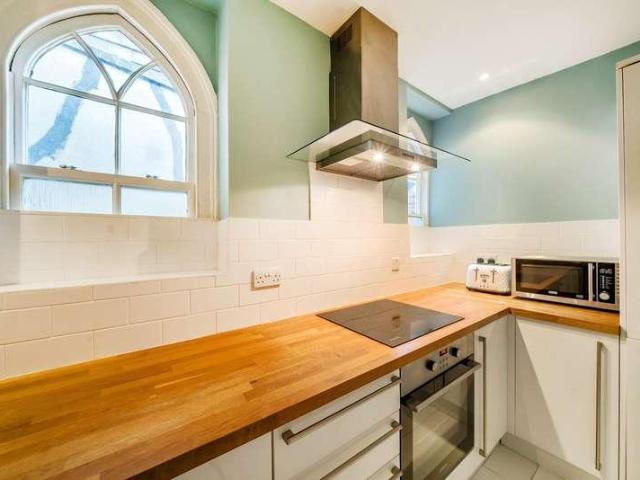 Flat for sale in Fole, Surrey