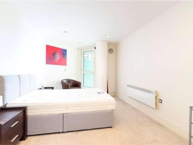 Flat for sale in Vauxhall, Greater London