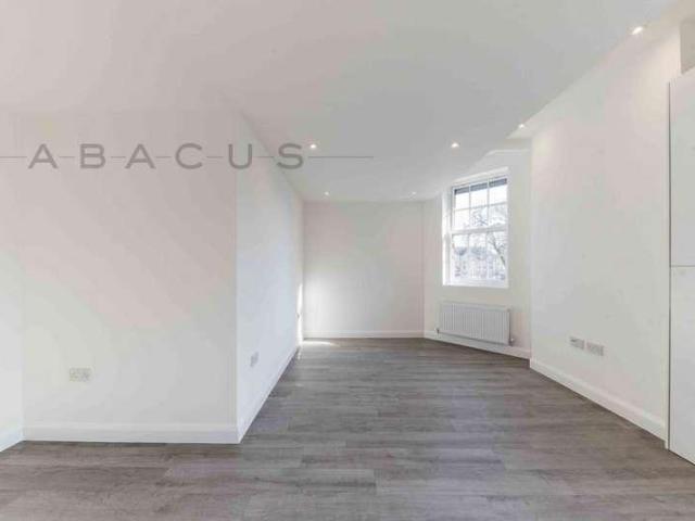 Flat for sale in Elstree and Borehamwood, Borehamwood