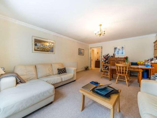 Flat for sale in South Oxhey, Batchworth