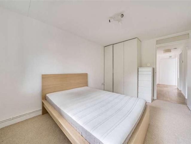 Flat for sale in London Borough of Ealing, Park Royal