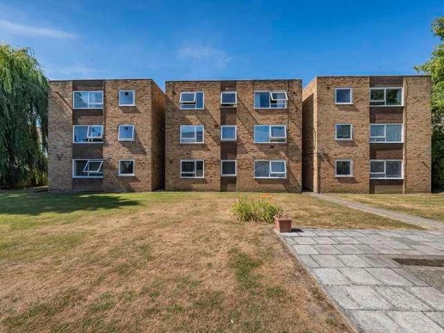 Flat for sale in Pinner, Greater London
