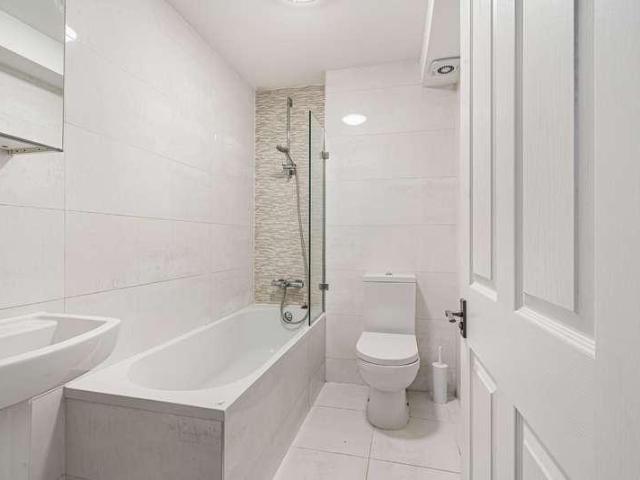 Flat for sale in Wrecclesham, Fole