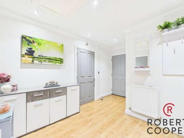 Flat for sale in Lane, Greater London