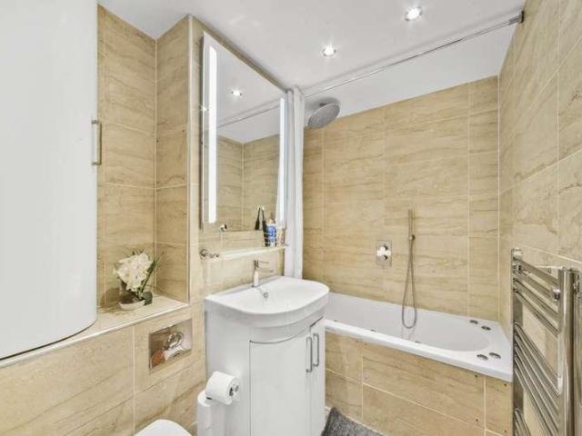 Flat for sale in Vauxhall, Greater London