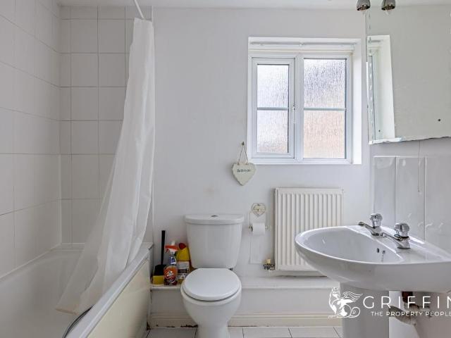 Flat for sale in Harold Wood, Greater London