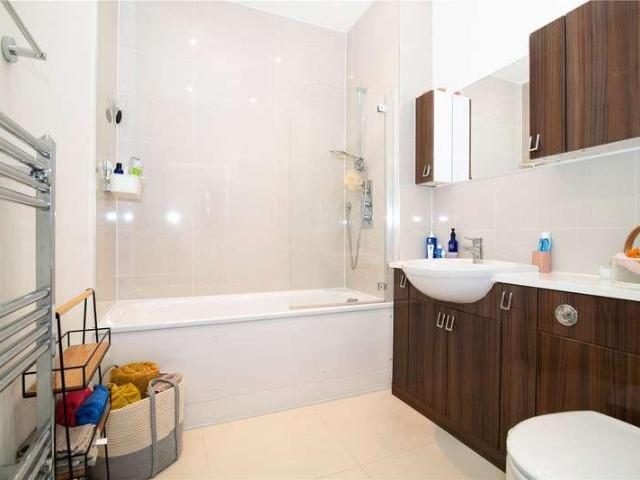 Flat for sale in Twickenham, Strawberry Hill