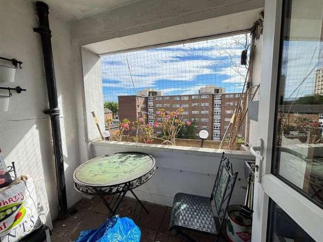 Flat for sale in Stockwell, Greater London