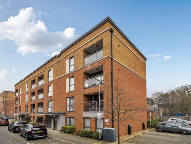Flat for sale in Ruislip, London Borough of Hillingdon