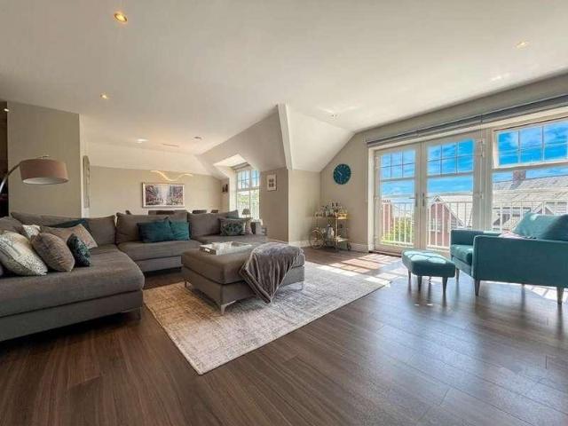 Flat for sale in Mill Hill, Greater London