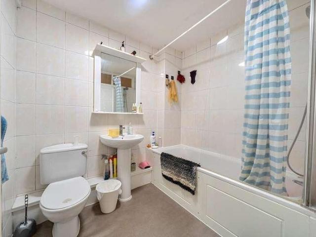 Flat for sale in Wallington, Greater London