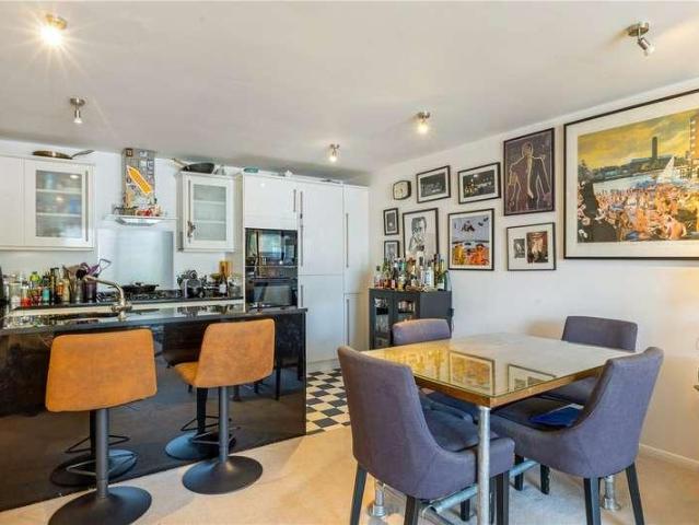Flat for sale in Clapham, Greater London