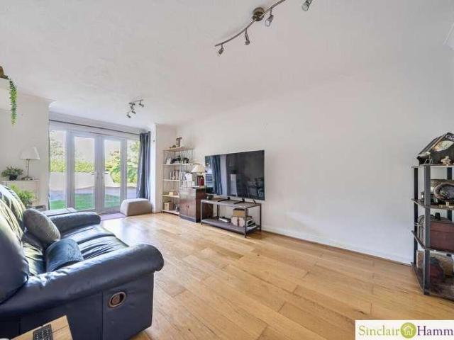 Flat for sale in Aperfield, Greater London