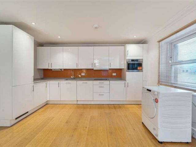 Flat for sale in Chalk Farm, Greater London