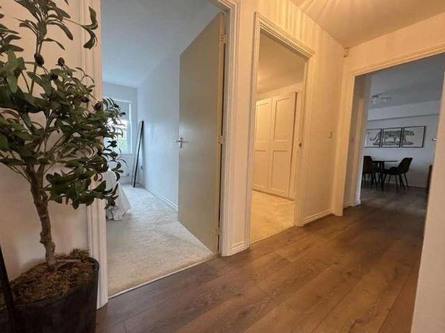 Flat for sale in The Hale, Mill Hill