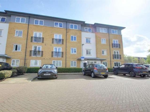 Flat for sale in Batchworth, Hertfordshire