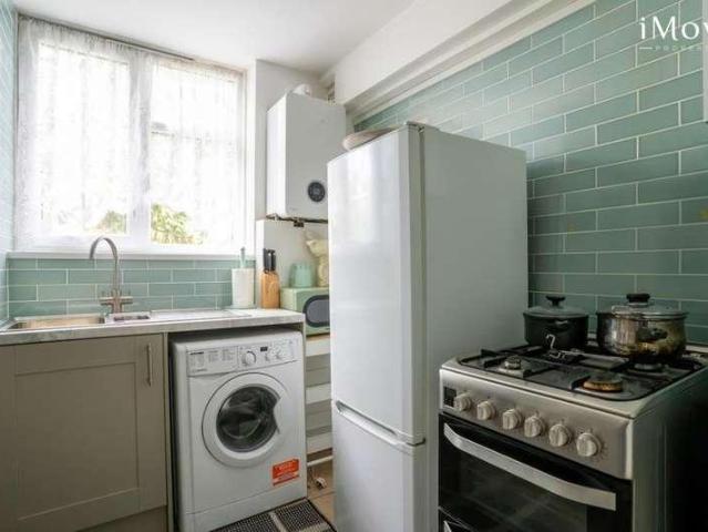 Flat for sale in London Borough of Southwark, Greater London
