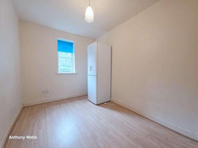 Flat for sale in Bowes, Greater London