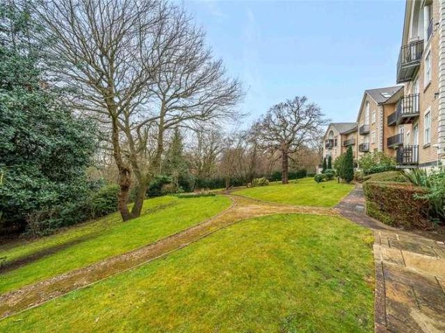 Flat for sale in Woodford Bridge, Greater London