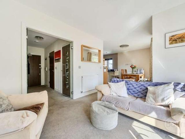 Flat for sale in Boxgrove, Westborough