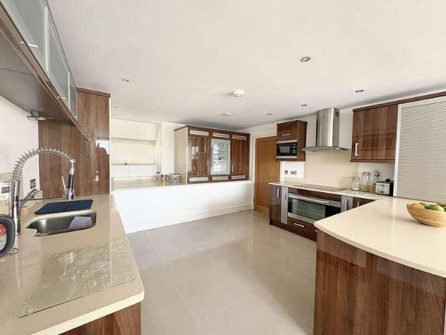 Flat for sale in Mount Wise
