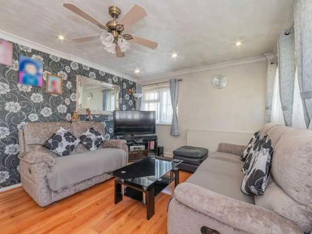 Flat for sale in London Borough of Croydon, Shirley