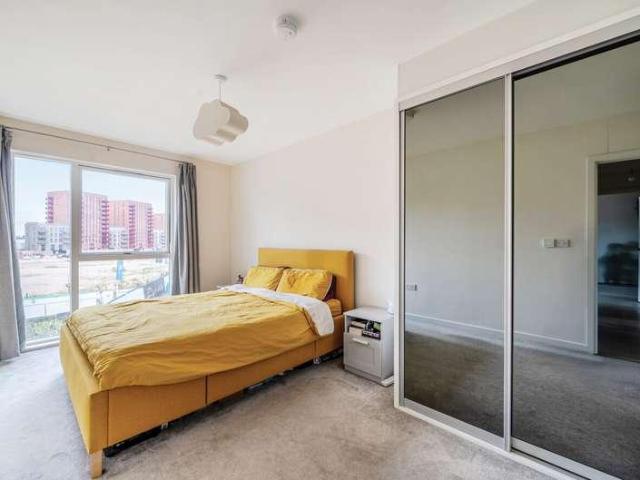 Flat for sale in Harrow Weald, Greater London
