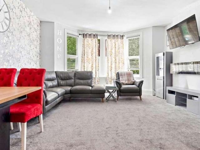 Flat for sale in Alton Barnes, Essex