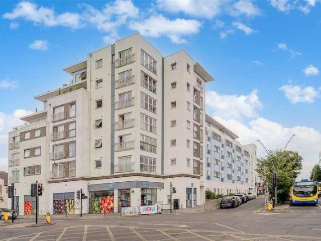 Flat for sale in Woodcote, Epsom