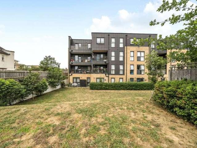Flat for sale in London Borough of Croydon, Selhurst