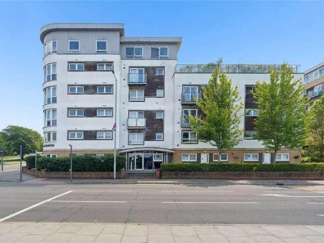 Flat for sale in Lee Chapel, Essex