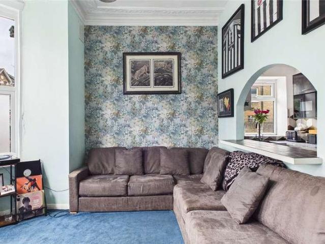 Flat for sale in Streatham Hill, Greater London