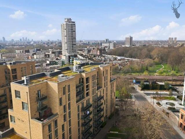 Flat for sale in Bromley-by-Bow, Mile End