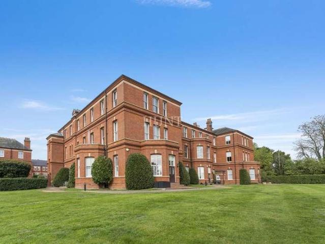 Flat for sale in Fairlop, Greater London