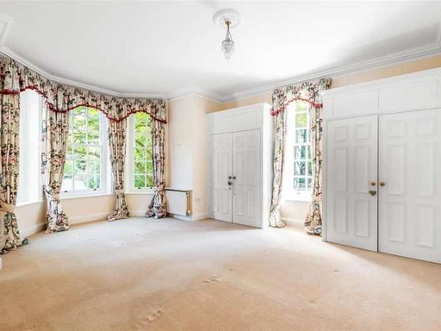 Flat for sale in Hillview, Surrey