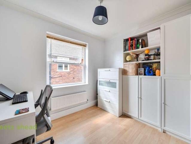 Flat for sale in London Borough of Croydon, Greater London