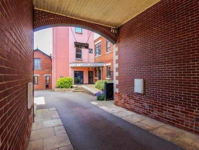 Flat for sale in Wrenthorpe, West Yorkshire